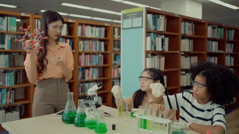 Female teacher teaching elementary students, with experiment tools in classroom. Stock Footage 320040701