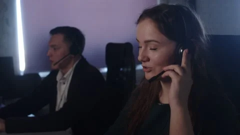 Female Technical Support Specialist Working On Computer In Call Center Office. Vidéo 194410301