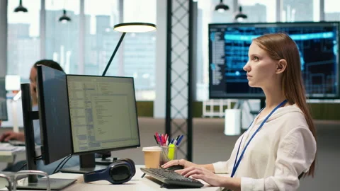 Female technician coding with AI language model assistance in startup office Vidéo 313015744