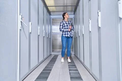 Female technician working on server maintenance Foto stock