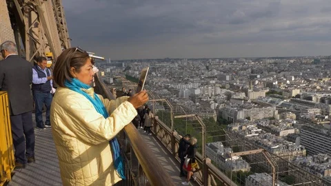Female tourist using a tablet to take a picture from the Eiffel Tower Vidéo 112073800
