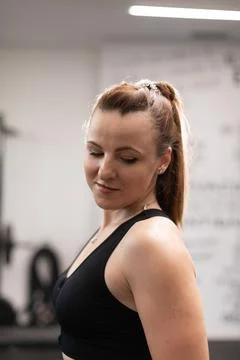 A female trainee posing during a workout session Foto stock