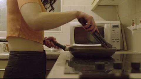 Female Using Frying Pan 1 Vídeo Stock 151556512