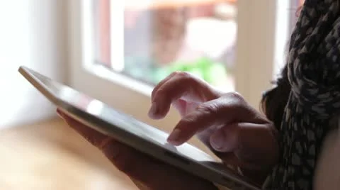 Female using tablet Vidéo 12518560