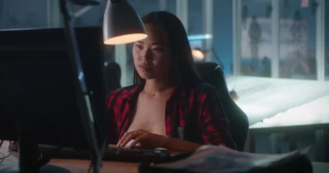 Female video game developer at work 스톡 동영상 133998998