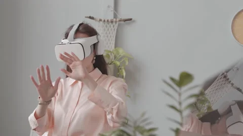 Female Virtual Reality Developer Working in Office Video stock 229867998