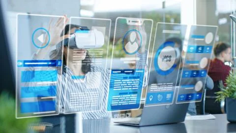 Female Virtual Reality Engineer/ Developer Wearing Virtual Reality Headset Foto stock