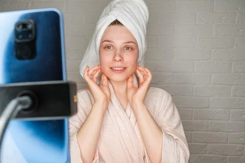 Female vlogger recording make-up tutorial at home. Pretty young woman Fotos de archivo