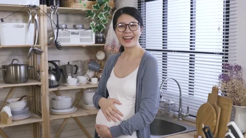 Female vlogger is waving hand to camera Vídeo Stock 151807685