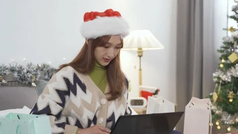 Female wearing hat checking amounts Vídeo Stock 143988680