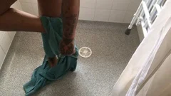 El hombre llega a la mujer después de la ducha, la toalla cae al suelo, pies  de cerca Archivo De Video, Clip Libre De Derechos, Video En Alta  Definición. Vídeo 103034169