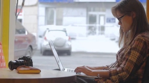 Female work in the cafe Stock-Footage 101034444