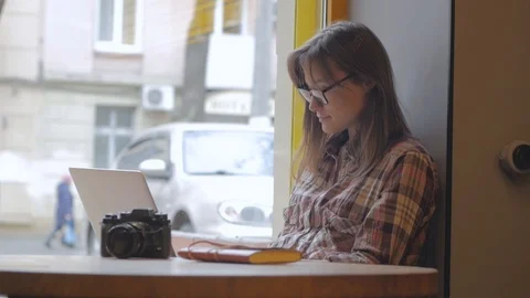 Female work in the cafe Stock-Footage 101034470