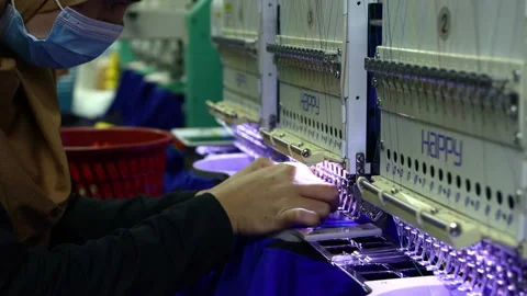 Female Worker with protective face mask and maintaining social distancing whi Vidéo 145640139