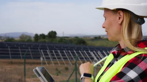Female worker using tablet near solar panels. Clean energy, sustainability,.. 스톡 동영상 333580968