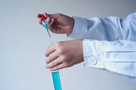Female workers doing the experiment Stock-Fotos