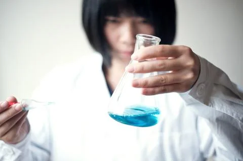 Female workers doing the experiment Stock-Fotos