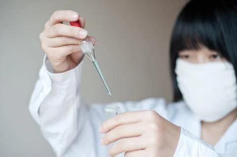 Female workers doing the experiment Stock-Fotos