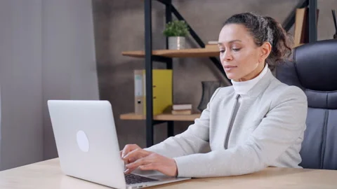 Female in workscape using computer Stock Footage 160636890