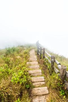 Fence and pathway on mountain Foto stock