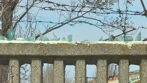 Fence with barbed wire and broken bottles in slow motion 스톡 동영상 140720679