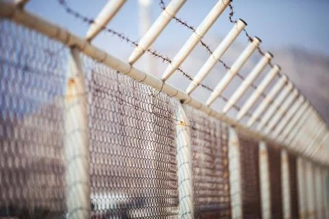 Fence with barbed wire Foto stock