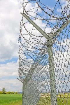 Fence with barbed wire Foto stock