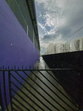 Fence with grid and protective wall using Concertina Foto stock