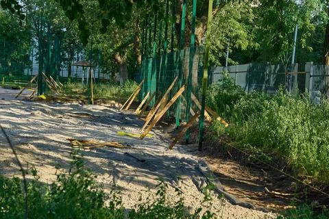 Fence installation.Setup fix of metal section for palisade Fotos de archivo
