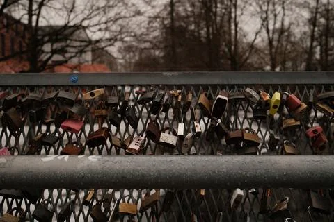 A fence with many locks on it Foto stock