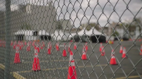 Fence pov of covid testing site in nyc parking lot Vídeos de archivo 251192358
