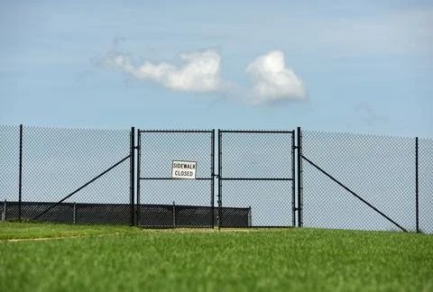 Fence with the sign "sidewalk closed" Stock-Fotos