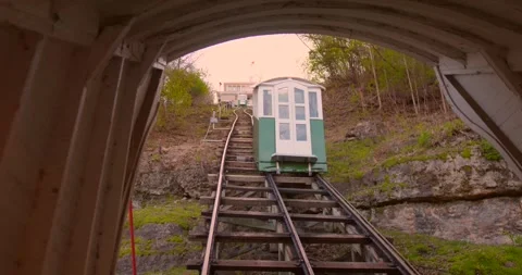 Fenelon Place Elevator funicular far ascending steep bluff tracks, USA 库存影片 339656373