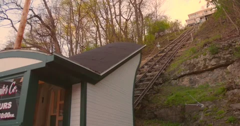 Fenelon Place Elevator Funicular Tracks Climbing Dubuque Bluff at Sunset Stockbeeldmateriaal 338990907