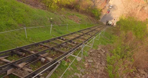 Fenelon Place Elevator Funicular Tracks Descending Steep Hill in Dubuque Iowa Stockbeeldmateriaal 339655037