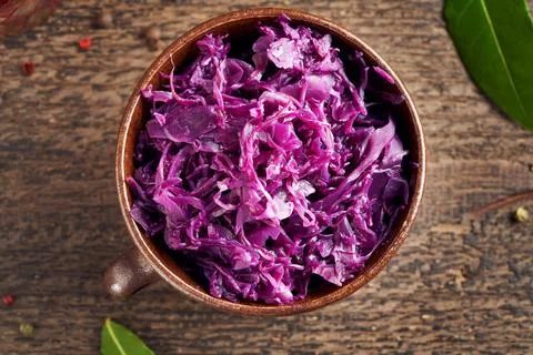 Fermented purple cabbage in a pot on a table, top view Foto stock
