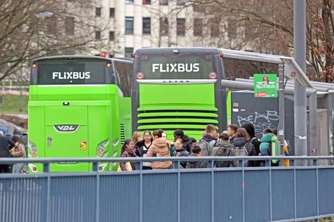  Fernbus als Alternative zur Bahn Ein grüner Bus des Unternehmens Flixbus .. Stock Photos