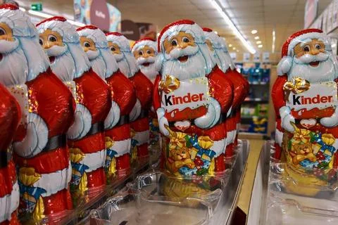  Ferrero Kinder Schokolade - Schoko Nikolaus bzw Schokoladen-Weihnachtsman... Stock Photos