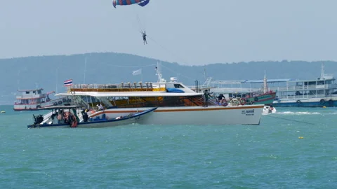 Ferries waiting for passengers to do their parasiling activity in front of 库存影片 256980677