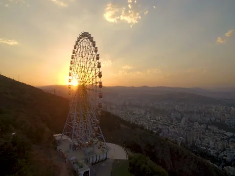 Ferris wheel and aerial panoramic view of  city at sunset 스톡 동영상 80300396