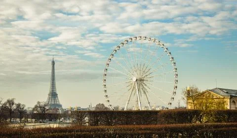 The ferris wheel and the Eiffel Tower in Paris Foto stock