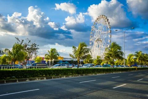 Ferris wheel and Seaside Boulevard, in Pasay, Metro Manila, The Philippines. Foto stock