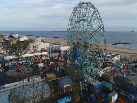 Ferris wheel and wooden coaster over a winter boardwalk Vidéo 82139094