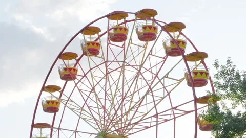 Ferris wheel attraction is spinning Stockbeeldmateriaal 342135165