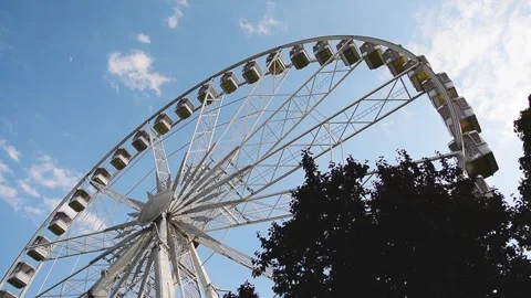 Ferris wheel on the background of blue sky in the city 스톡 동영상 91094472