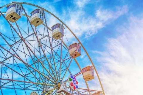 Ferris wheel on cloudy blue sky Foto stock