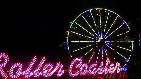 Ferris wheel lights at night Stockbeeldmateriaal 79605763