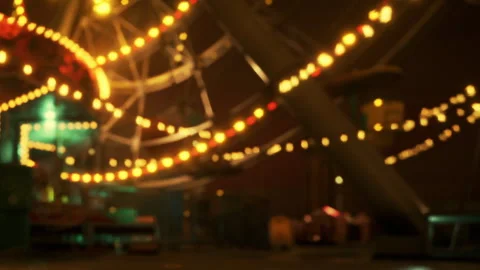 Ferris wheel lights shine at night in an amusement park setting Vídeo Stock 343545233