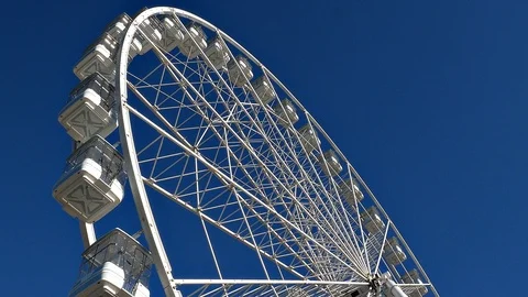 Ferris Wheel in motion with a blue sky background  Vídeos de archivo 123066752