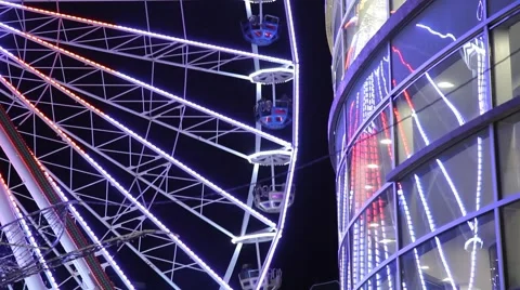 Ferris wheel is reflected in the windows Vidéo 45520100